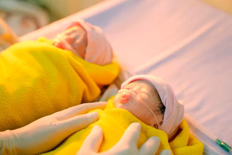 2 em bé gái song sinh nặng 1800gram chào đời trong cảm xúc vỡ òa của người mẹ khát khao mong ngóng con