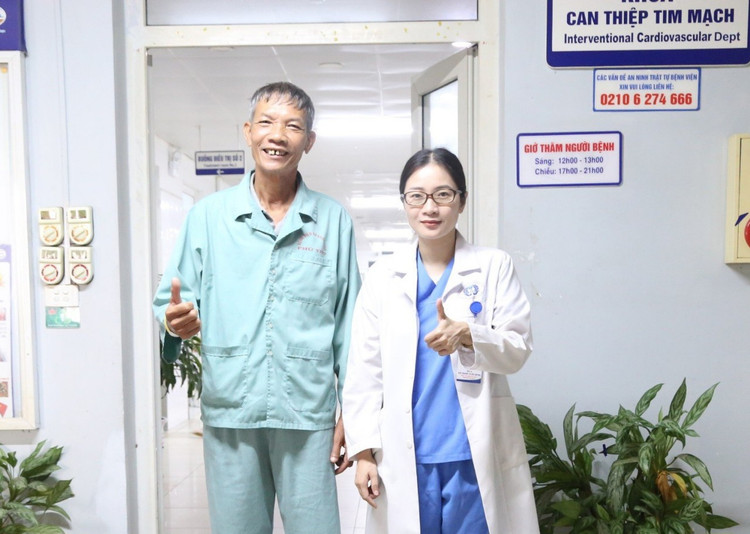 Niềm vui của người bệnh và bác sĩ khi người bệnh lại có thể đứng và đi trên đôi chân của mình