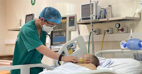 Thăm khám cho bệnh nhân sau phẫu thuật