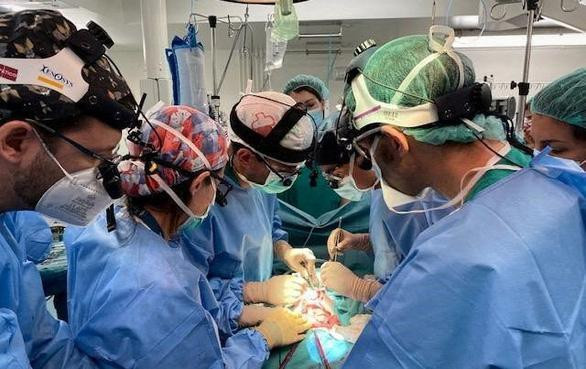 Ca phẫu thuật ghép ruột cho bé Emma tại Bệnh viện La Paz - Tây Ban Nha - Ảnh: bệnh viện LA PAZ/REUTERS