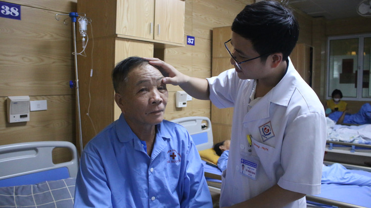 ThS.BS Vũ Ngọc Giang - Khoa Ngoại thần kinh - cột sống khám lại vết mổ cho người bệnh sau mổ ngày thứ nhất