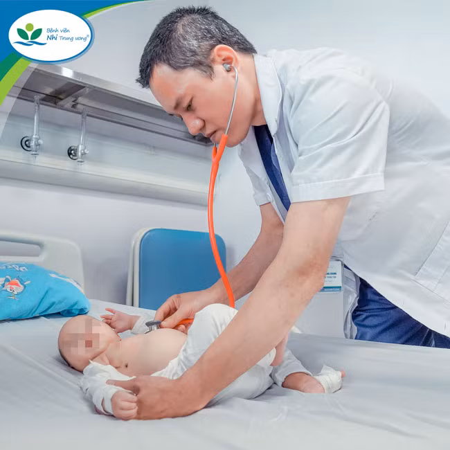 Bé H.T chỉ có đường mổ rất nhỏ ở nách phải, rất khó nhìn ra bé vừa trải qua một cuộc đại phẫu về tim mạch