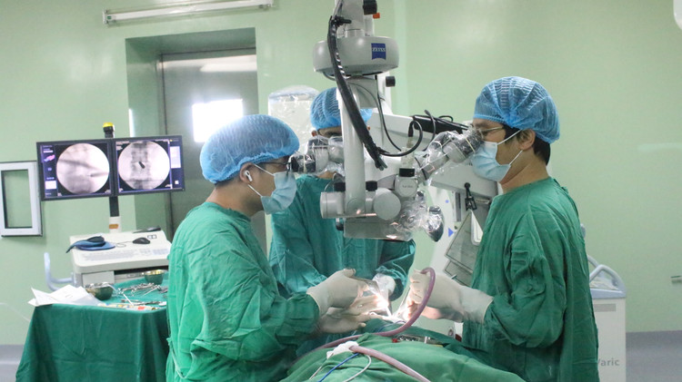 Phương pháp mổ vi phẫu với đường mổ trên hốc mắt qua cung lông mày