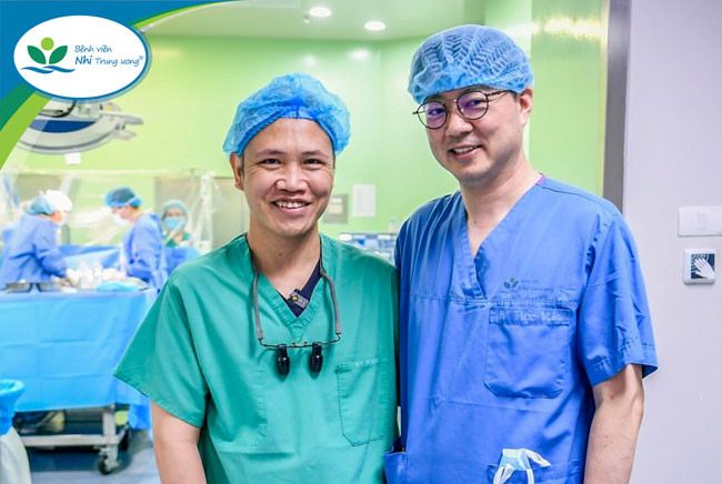 TS.BS Nguyễn Lý Thịnh Trường và giáo sư Yasuhiro Kotani sau ca phẫu thuật tim bằng kỹ thuật ít xâm lấn thứ 700