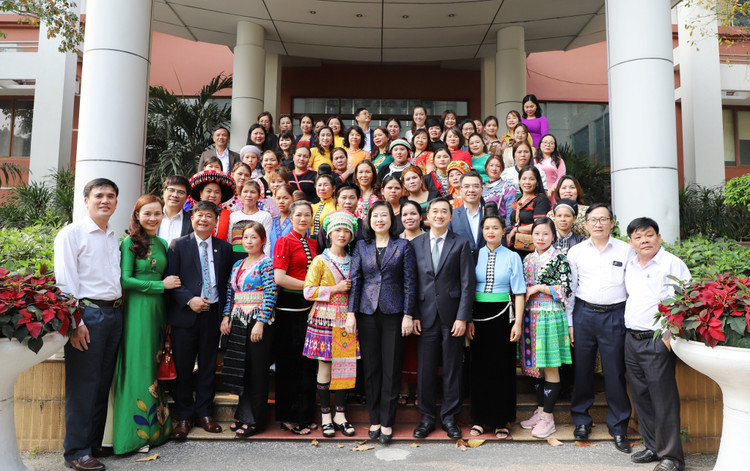 Bộ trưởng Đào Hồng Lan và Thứ trưởng Trần Văn Thuấn cùng các đại biểu chụp ảnh kỷ niệm tại Bộ Y tế