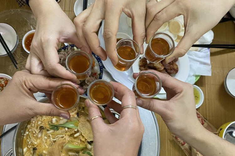 Rượu uống ít cũng vẫn hại gan - Ảnh minh họa