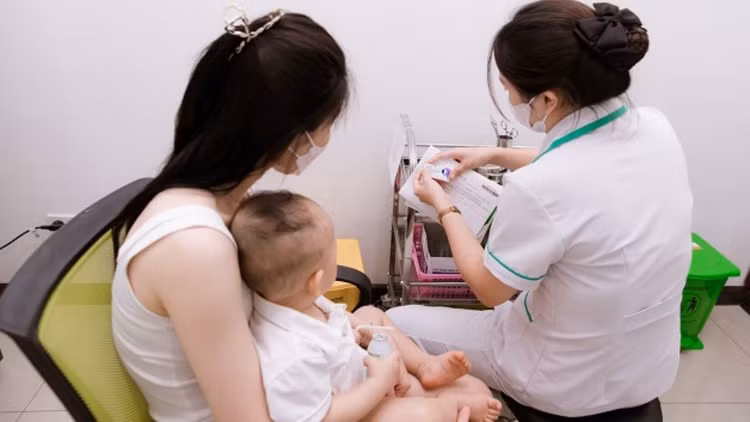 Lịch tiêm phòng đầy đủ cho trẻ từ 0-2 tuổi cha mẹ cần biết - Ảnh BVCC