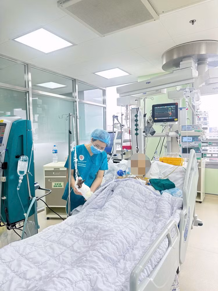 Chăm sóc bệnh nhân bị nạn khi bơm bóng bay tại bệnh viện TƯQĐ 108 - Ảnh BVCC Chăm sóc bệnh nhân bị nạn khi bơm bóng bay tại bệnh viện TƯQĐ 108 - Ảnh BVCC