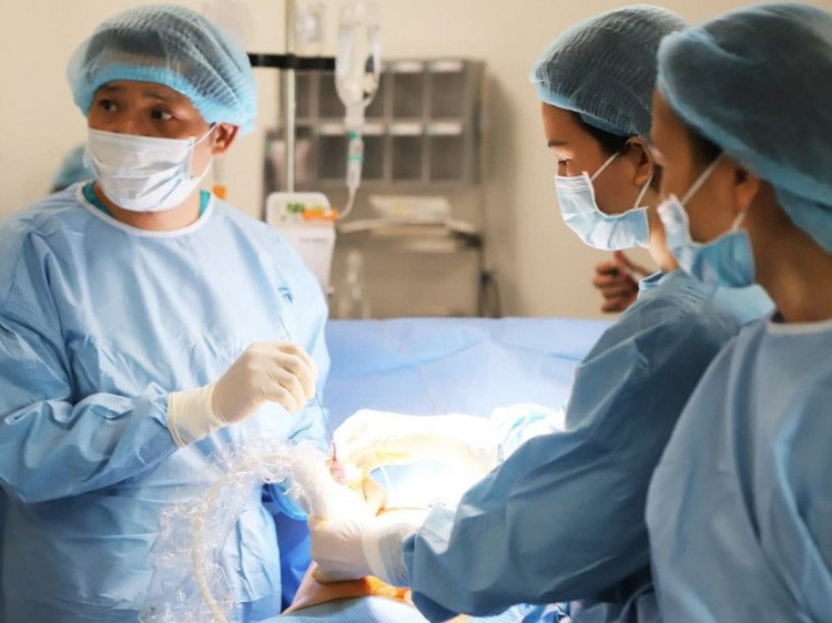 GS.TSBS Nguyễn Duy Ánh cùng kíp can thiệp bào thai