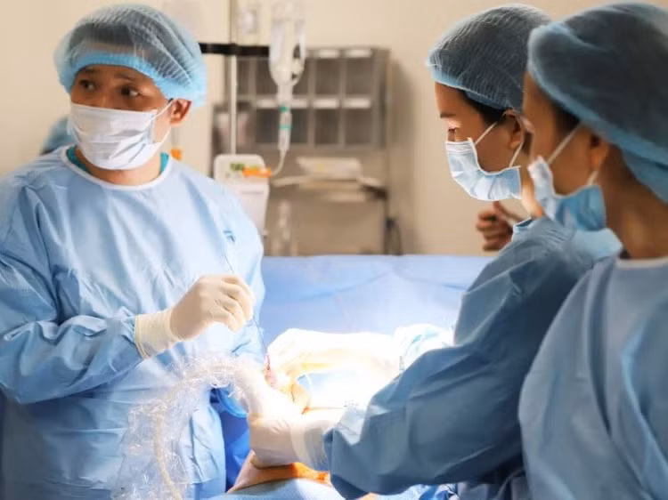 GS.TSBS Nguyễn Duy Ánh cùng kíp can thiệp bào thai