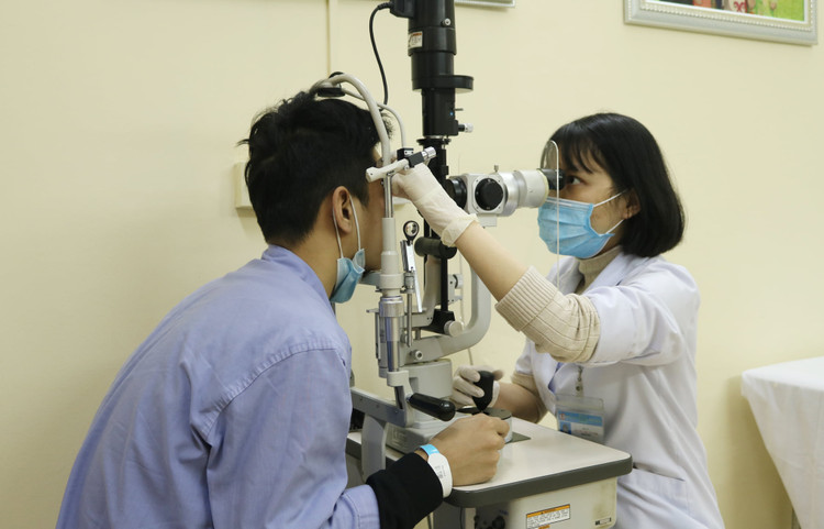 Thăm khám cho bệnh nhân đau mắt tại bệnh viện - Ảnh BVCC