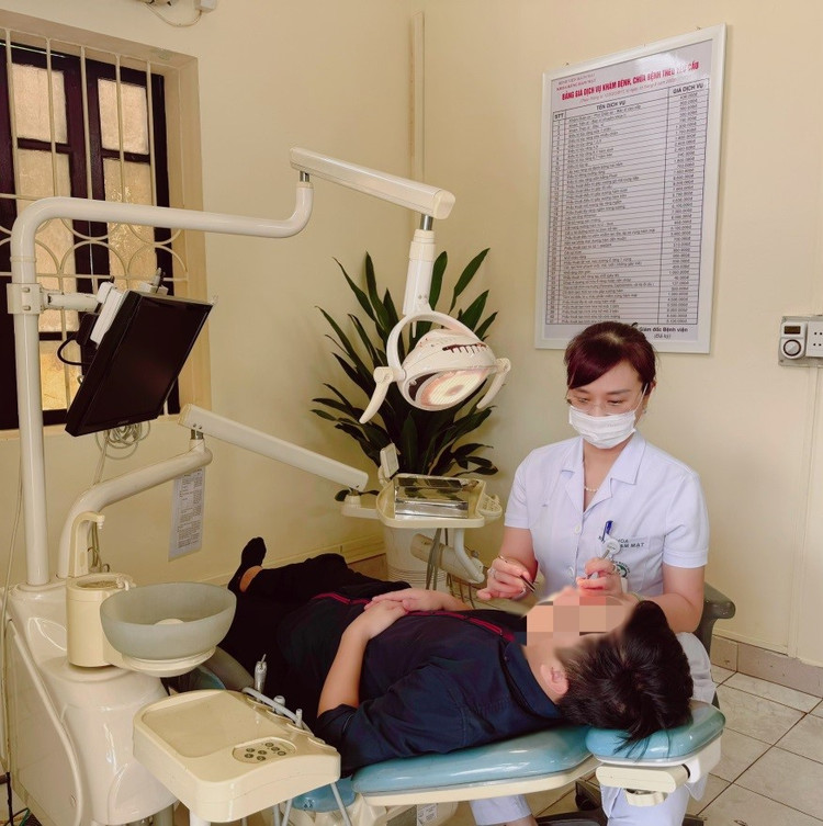 BSCKII. Lê Bảo Trâm , Khoa Răng Hàm Mặt, Bệnh viện Bạch Mai chữa trị cho bệnh nhân