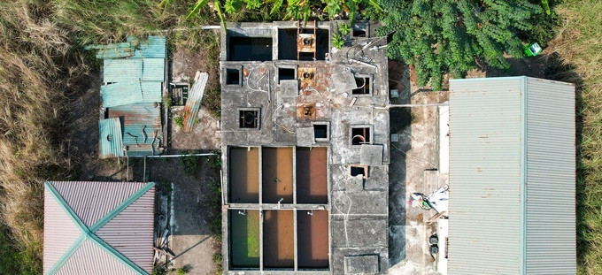 Phía trong nhà máy rác vắng bóng người, các vật dụng được vứt ngổn ngang.