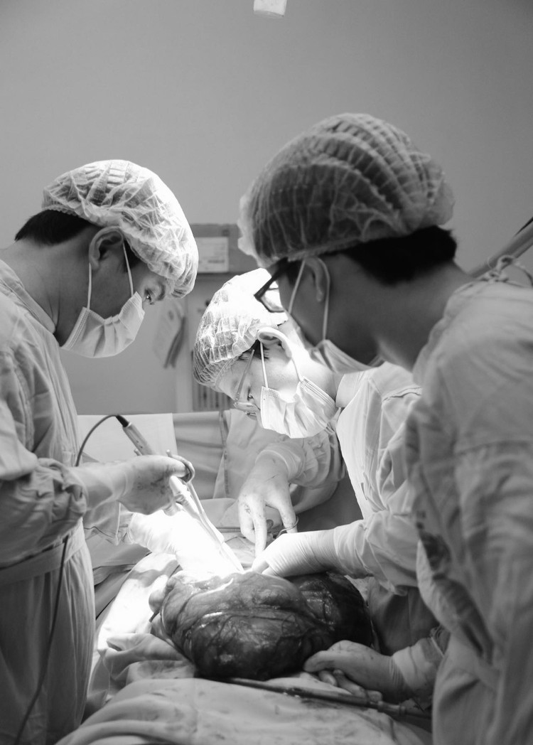 Các bác sĩ phẫu thuật thành công cắt bỏ khối u 8kg cho nam thanh niên - Ảnh: BVCC