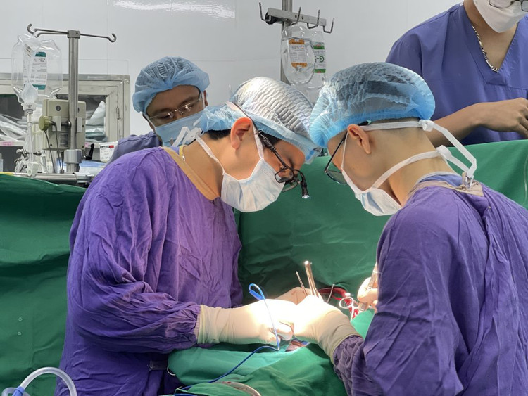 Từ tạng hiến của chị T, lần đầu tiên tại Việt Nam, các Bác sĩ Bệnh viện HN Việt Đức thực hiện ca ghép tim – thận thành công.