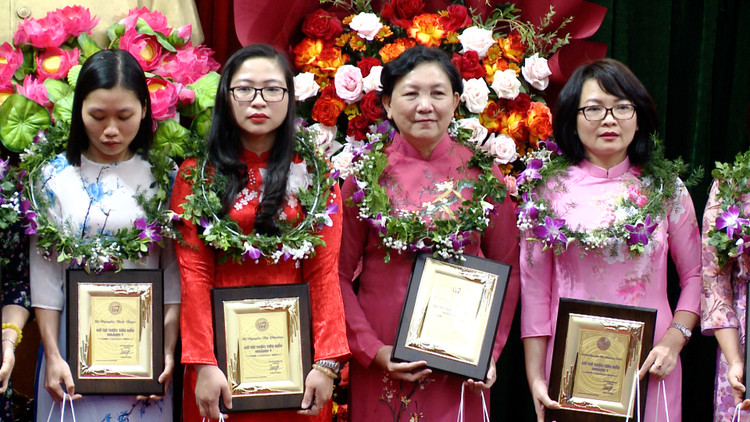 PGS.TSBS Phạm Thị Ngọc Thảo (Người thứ 2 từ phải sang) tại lễ Vinh danh nữ tri thức ngành y