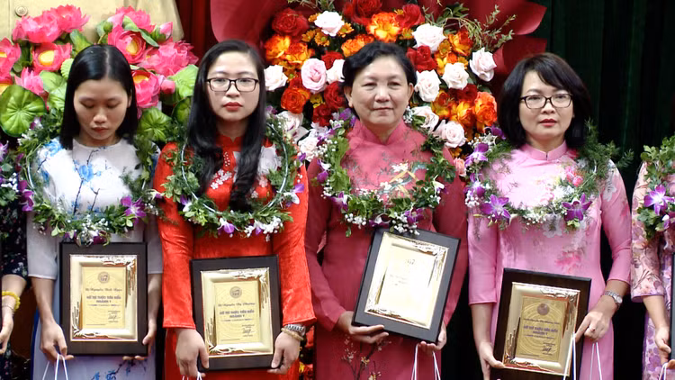 PGS.TSBS Phạm Thị Ngọc Thảo (Người thứ 2 từ phải sang) tại lễ Vinh danh nữ tri thức ngành y