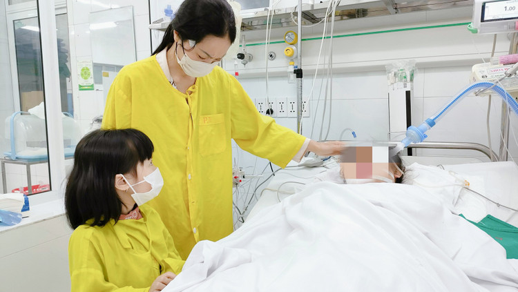 Mẹ và con gái của chị T. nghẹn ngào trong phút giây sắp phải chia xa chị T.