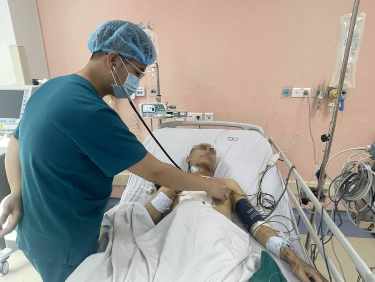 Thăm khám cho bệnh nhân tim mạch tại Bệnh viện TƯQĐ 108