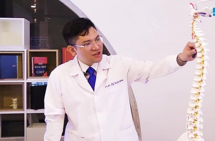 PGS.TS Hòa phân tích về thoái hóa cột sống gây biến chứng cho cơ thể - Ảnh BSCC