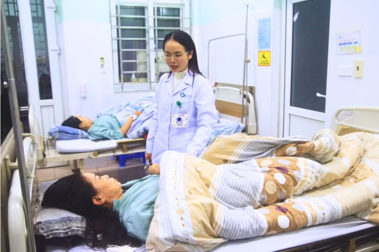 Khoa Bệnh nhiệt đới, Bệnh viện Bãi Cách tiếp nhận điều trị nhiều bệnh nhân mắc sốt xuất huyết - Ảnh: BVCC