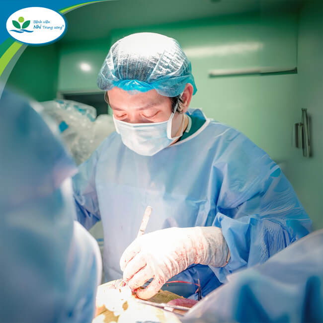 BS.CKII Vũ Mạnh Hoàn – Trưởng khoa Ngoại Gan – Mật – Tụy, Phó Giám đốc Trung tâm Ngoại Tổng hợp đang tiến hành phẫu thuật