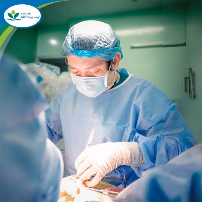 BS.CKII Vũ Mạnh Hoàn – Trưởng khoa Ngoại Gan – Mật – Tụy, Phó Giám đốc Trung tâm Ngoại Tổng hợp đang tiến hành phẫu thuật