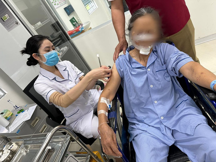 Bệnh nhân đã được các bác sĩ phẫu thuật và tiêm huyết thanh kháng dại, phòng uốn ván và phòng dại. Ảnh: BVCC