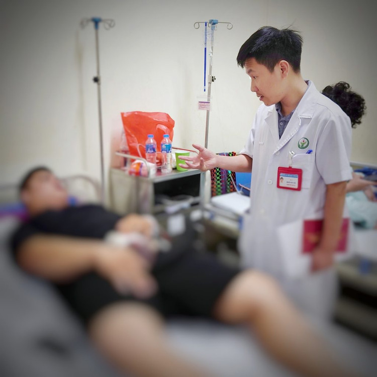 Bác sĩ Nguyễn Hữu Thảo tư vấn trước khi ra viện cho người bệnh - Ảnh BVCC