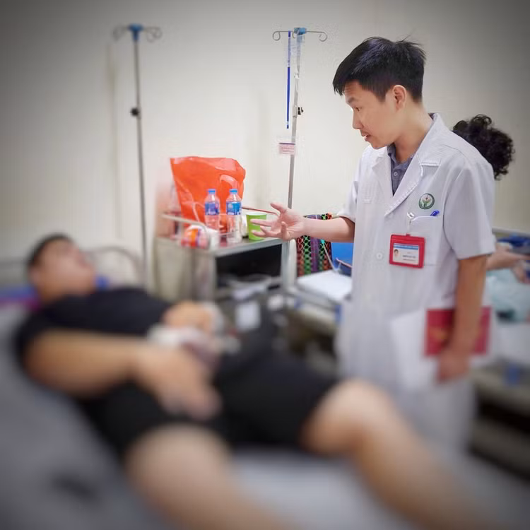 Bác sĩ Nguyễn Hữu Thảo tư vấn trước khi ra viện cho người bệnh - Ảnh BVCC