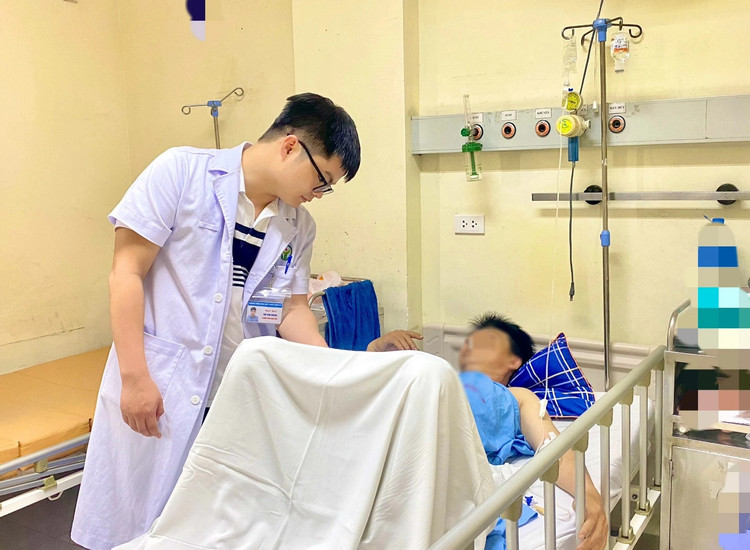 Thăm khám cho bệnh nhân bị máy cưa nhôm văng vào vùng kín - Ảnh BVCC