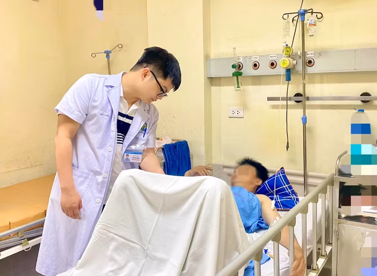 Thăm khám cho bệnh nhân bị máy cưa nhôm văng vào vùng kín - Ảnh BVCC