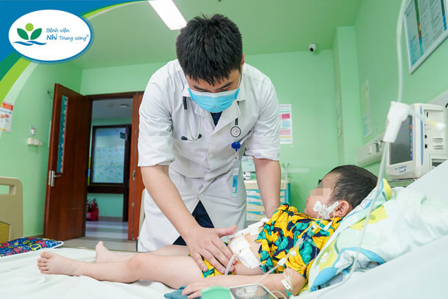 ThS.BS Trần Hoàng – Khoa Thận và Lọc máu thăm khám cho bệnh nhi