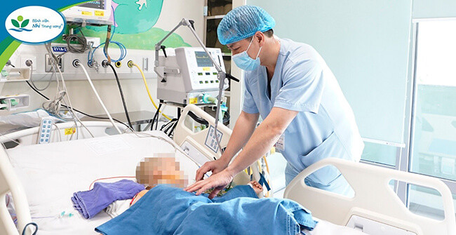 Bệnh nhi được TS.BS Đặng Ánh Dương – Trưởng khoa Điều trị tích cực Ngoại khoa thăm khám