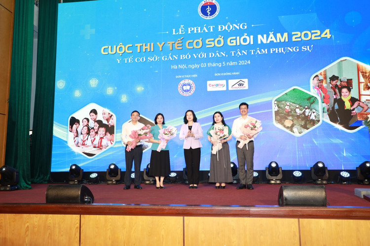 Bộ trưởng Bộ Y tế Đào Hồng Lan tặng hoa Ban Giám khảo cuộc thi
