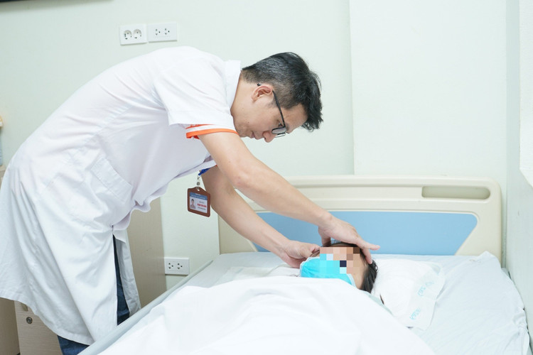 ThS.BSNT Bùi Minh Thắng thăm khám cho bệnh nhân sau phẫu thuật - Ảnh BVCC