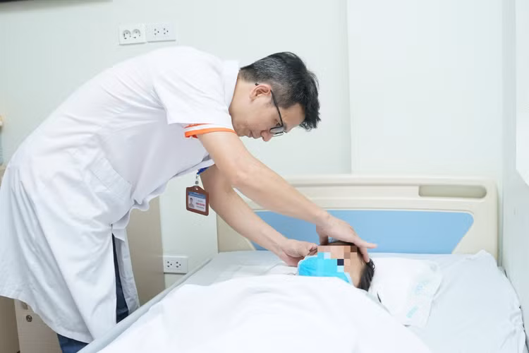 ThS.BSNT Bùi Minh Thắng thăm khám cho bệnh nhân sau phẫu thuật - Ảnh BVCC