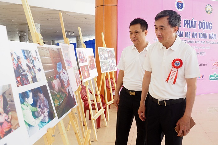 Thứ trưởng Bộ Y tế Trần Văn Thuấn thăm quan khu triển lãm ảnh bên lề Lễ phát động