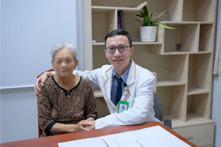 Bác sĩ động viên bệnh nhân bị bệnh - Ảnh: BVCC