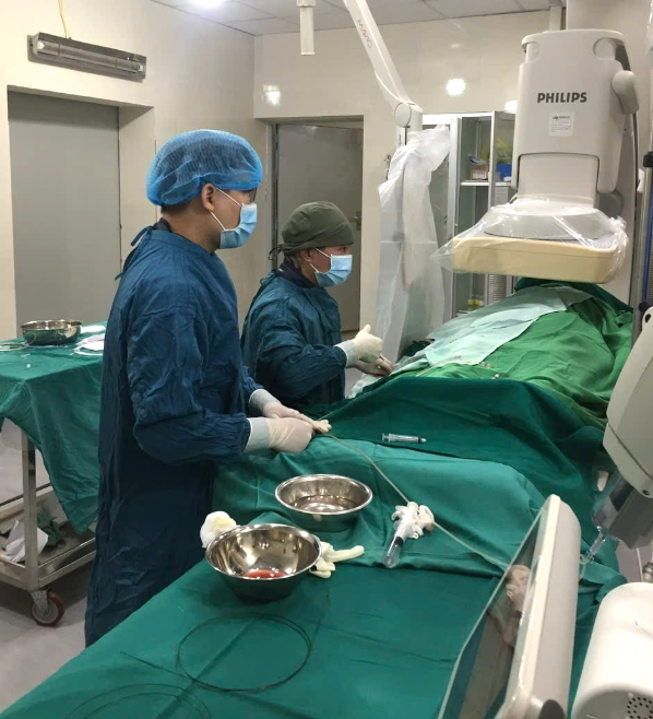 Bác sĩ thực hiện nút mạch lách trên bệnh nhân - Ảnh BSCC