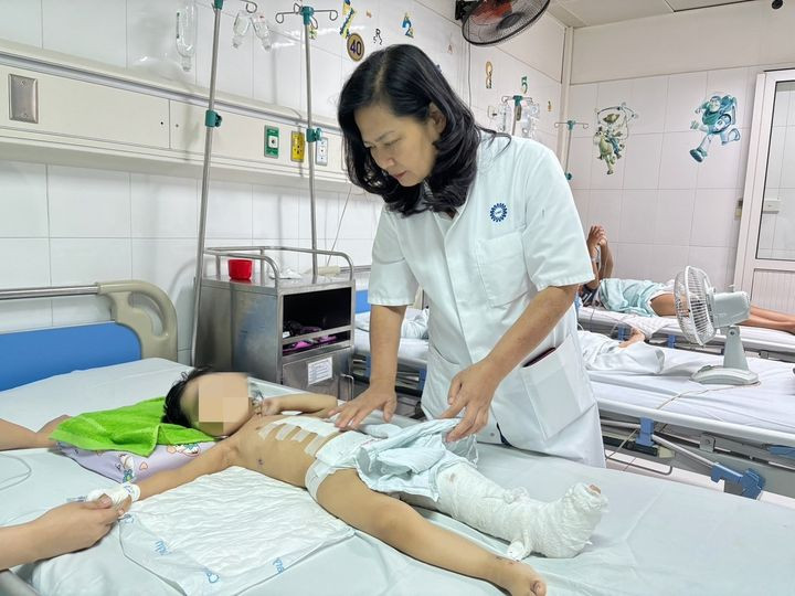 PGS.TS Nguyễn Việt Hoa thăm khám cho bệnh nhi sau phẫu thuật - Ảnh BVCC