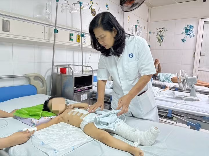 PGS.TS Nguyễn Việt Hoa thăm khám cho bệnh nhi sau phẫu thuật - Ảnh BVCC