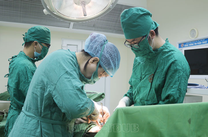 Các bác sĩ phẫu thuật cho người bệnh - Ảnh BVCC