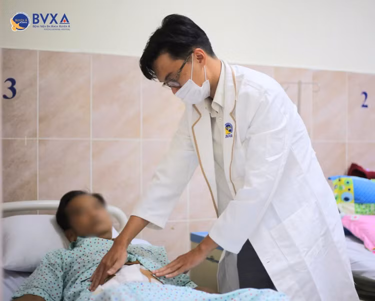 Thăm khám cho bệnh nhân sau phẫu thuật - Ảnh BVCC