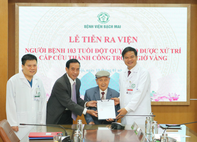 PGS.TS Đào Xuân Cơ - Giám đốc Bệnh viện chúc mừng gia đình và trao giấy xuất viện cho cụ sáng ngày 10/1/2025 - Ảnh BVCC