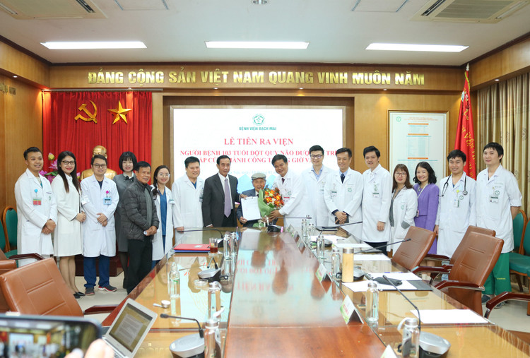 Cụ ông 103 tuổi bị đột quỵ được điều trị thành công ngoạn mục trong niềm vui của đại gia đình và các thầy thuốc Bệnh viện Bạch Mai - Ảnh BVCC