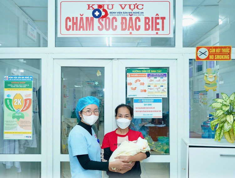 Sau 100 ngày được các y bác sĩ điều trị chăm sóc bé đã được trở về với gia đình - Ảnh BVCC