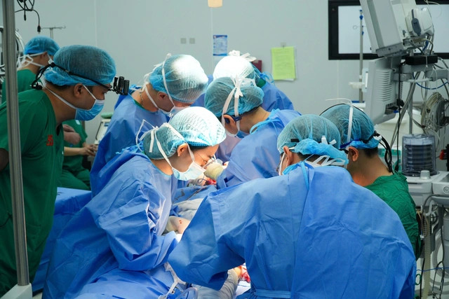 Ca phẫu thuật tái tạo lưỡi có 2 kíp phẫu thuật kéo dài 8 tiếng - Ảnh BVCC Ca phẫu thuật tái tạo lưỡi có 2 kíp phẫu thuật kéo dài 8 tiếng - Ảnh BVCC