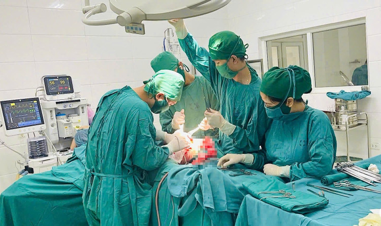 Ê-kíp mổ tiến hành phẫu thuật cắt bỏ khối u. Ảnh: BVCC