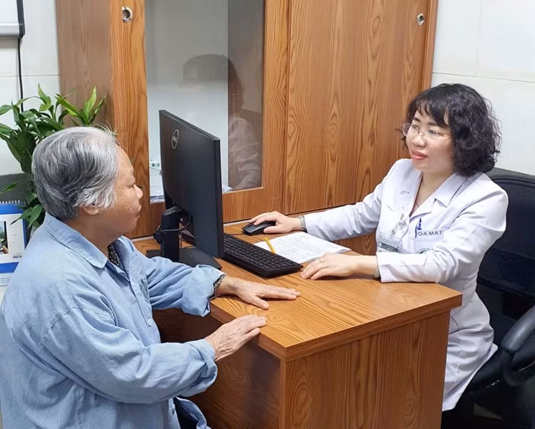 BSCKII Phùng Thị Thúy Hằng tư vấn cho bệnh nhân - Ảnh BVCC